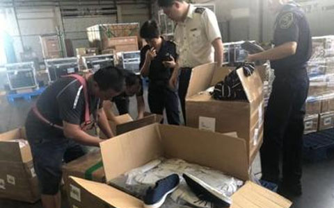 一批服装市场采购经厦门机场空运到美国洛杉矶
